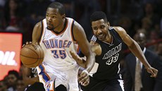 Kevin Durant z Oklahoma City (vlevo) uniká, míš se mu pokouší vypíchnout Shawne... Kevin Durant z Oklahoma City (vlevo) uniká, míš se mu pokouší vypíchnout Shawne...