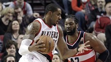 LaMarcus Aldridge z Portlandu (vlevo) v utkání proti Washingtonu. LaMarcus Aldridge z Portlandu (vlevo) v utkání proti Washingtonu.