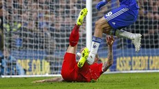 Diego Costa z Chelsea naskakuje na nohu  Martina Skrtela z Liverpoolu.