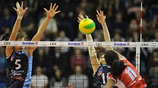Liannes Simonová z Prostějova smečuje, brání ji Irina Malkovová (vlevo) a... Liannes Simonová z Prostějova smečuje, brání ji Irina Malkovová (vlevo) a...