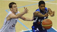 Jakub Kaša z Děčína (vlevo) a Richard Field z Kolína bojují o míč ve... Jakub Kaša z Děčína (vlevo) a Richard Field z Kolína bojují o míč ve...