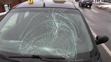 Taxík ženu nabral na přední část kapoty a na sklo. Taxík ženu nabral na přední část kapoty a na sklo.