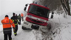 Pi zásahu zapadlo na zasnené a zledovatel cest jedno z hasiských aut.