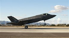 První  F-35A Lightning II australského Královského letectva pistává na letecké...