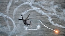 Vrtulník HH-60 Pavehawk cvičí záchranu pilota během testování obranných systému... Vrtulník HH-60 Pavehawk cvičí záchranu pilota během testování obranných systému...