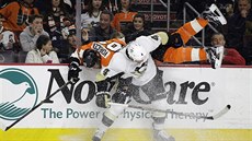 Padající Jakub Voráek z Philadelphie atakovaný  Robem Scuderim Pittsburghu.