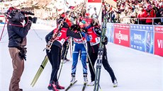 Stříbrné české biatlonistky se radují v cíli závodu štafet v Anterselvě. Stříbrné české biatlonistky se radují v cíli závodu štafet v Anterselvě.