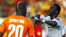 Mohamed Lamine Yattara (uprosted) slaví gól Guineje proti Pobeí slonoviny.