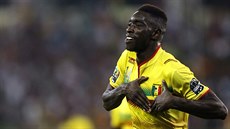 Mustapha Yatabare z Mali oslavuje svj gól proti Kamerunu.