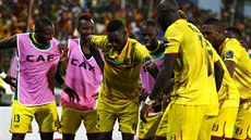 Mustapha Yatabare (uprosted) je oslavován svými spoluhrái z Mali za gól proti...