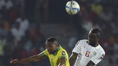 Sibusiso Vilakazi (vlevo) z Jiní Afriky a Lamine Ludovic Sane ze Senegalu v...