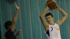 Martin Kolář z Basketbalové akademie Nymburk se diví verdiktu rozhodčích. Martin Kolář z Basketbalové akademie Nymburk se diví verdiktu rozhodčích.
