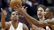 O mí bojují Hassan Whiteside (vlevo) a Chris Bosh (vpravo) z Miami a Pau Gasol...