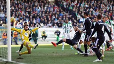 Karim Benzema z Realu Madrid (uprosted) pekonává gólmana Córdoby Juana...