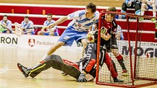 Momentka z florbalového duelu mezi Pardubicemi (červenočerná) a Mladou Boleslaví Momentka z florbalového duelu mezi Pardubicemi (červenočerná) a Mladou Boleslaví