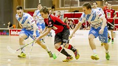 Momentka z florbalového duelu mezi Pardubicemi (červenočerná) a Mladou Boleslaví Momentka z florbalového duelu mezi Pardubicemi (červenočerná) a Mladou Boleslaví