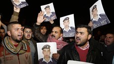 Píbuzní pilota Maáze al-Kasáby demonstrují ped sídlem jordánského premiéra...