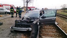 Vlak smetl auto ve Vracově na Hodonínsku, řidič zaparkoval na kolejích. Vlak smetl auto ve Vracově na Hodonínsku, řidič zaparkoval na kolejích.