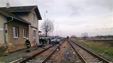 Vlak smetl auto ve Vracov na Hodonínsku, idi zaparkoval na kolejích.