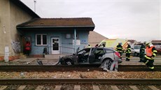 Vlak smetl auto ve Vracov na Hodonínsku, idi zaparkoval na kolejích.