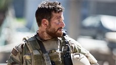 Bradley Cooper ve filmu Americký sniper Bradley Cooper ve filmu Americký sniper