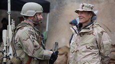 Bradley Cooper a Clint Eastwood bhem natáení filmu Americký sniper