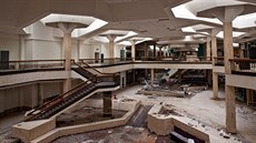 Uplynulo 38 let a pyné obchodní centrum se promnilo v dm hrzy velký 190...