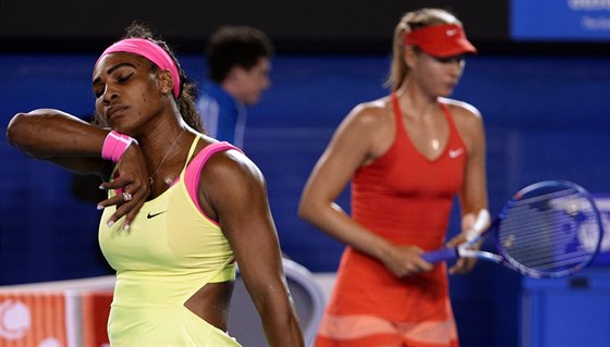 Serena Williamsová (vlevo) a Maria arapovová ve finále Australian Open 2015.