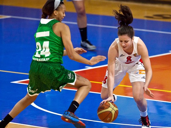 Momentka z utkání basketbalové ligy en. Na snímku je u míe hradecká...