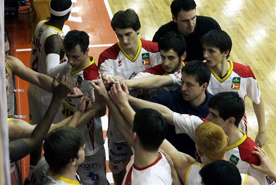 MOTIVACE! Pardubití basketbalisté se hecují ped návratem na palubovku.