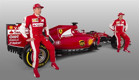 Kimi Räikkönen (vlevo) a Sebastian Vettel ped vozem ferrari pro sezonu 2015.