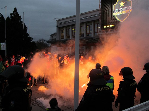 Poádn dusno bylo a ped vhodem do arény, kde stáli nachystaní domácí...