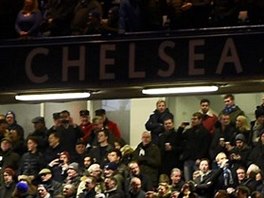 VELKÝ SVÁTEK. Stadion Stamford Bridge je jet potemnlý, ale ochozy u jsou...