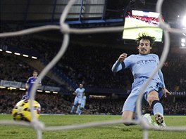 CHELSEA VS. CITY 1:1. Bí 45. minuta prvního poloasu a David Silva ve skluzu...