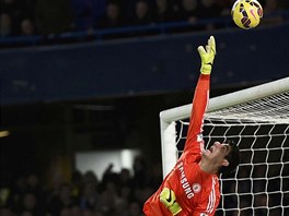 T̎KÝ ZÁKROK. Thibaut Courtois byl opt jednikou Chelsea, eský gólman Petr...