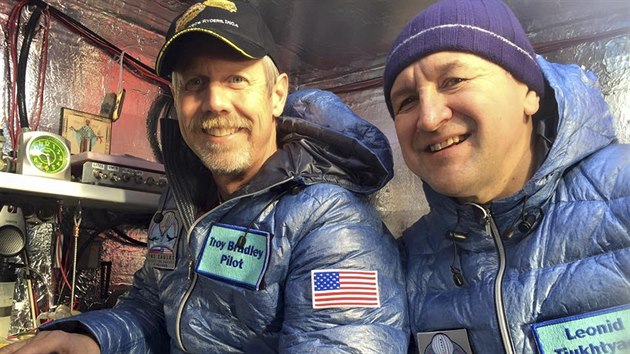 Leonid juchajev a Troy Bradley (vpravo) pokoili rekord ve vzdlenosti pekonan v balnu (25. ledna 2015)