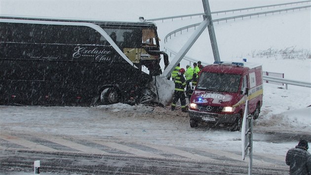 esk autobus havaroval na dlninm sjezdu u obce Spisk tvrtok v okrese Levoa na Slovensku. Pi nehod zemely dv eny (31. ledna 2015).