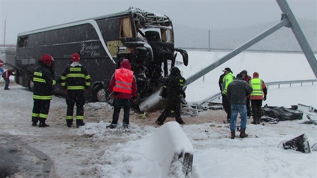 esk autobus havaroval na dlninm sjezdu u obce Spisk tvrtok v okrese Levoa na Slovensku. Pi nehod zemely dv eny (31. ledna 2015).