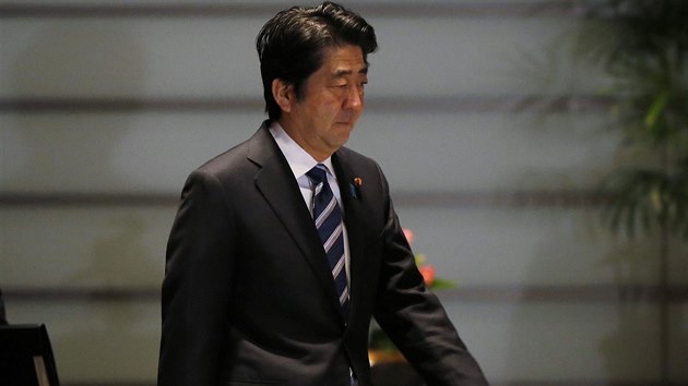 Japonsk premir inzo Abe dorazil do sv oficiln rezidence v Tokiu pot, co islamist zveejnili nahrvku se zabitm novinem Kendim Gotoem (1. nora 2015).