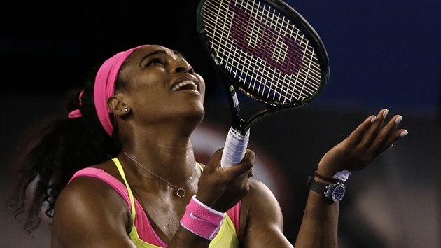PRO? Serena WIlliamsov po zkaenm deru ve finle Australian Open.