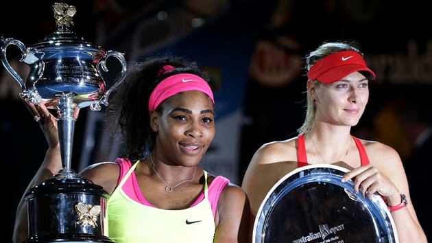 VTZKA A PORAEN. Serena Williamsov (vlevo) a Maria arapovov po finle Australian Open.
