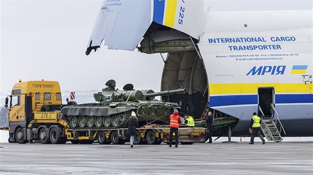 Nakldn eskch tank T-72 M1 do obho letounu An-225. (26. ledna 2015)