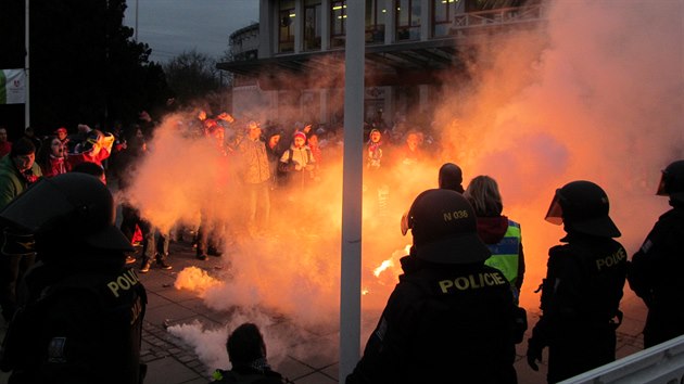 Podn dusno bylo a ped vhodem do arny, kde stli nachystan domc fanouci, kte ihned po pchodu soupee zaplili pyrotechniku.