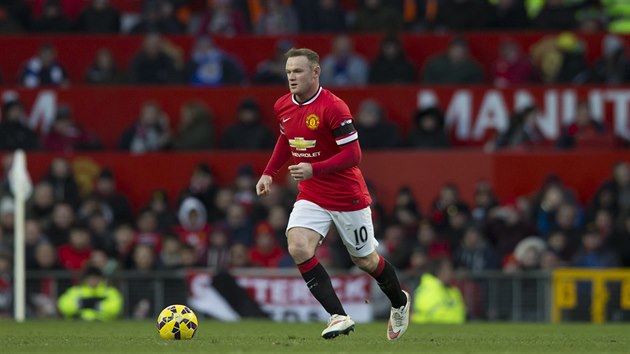 LEGENDA V AKCI. Wayne Rooney z Manchesteru United vede m v zpase anglick ligy.