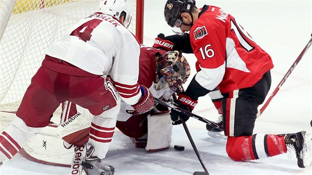 esk obrnce Zbynk Michlek pomh glmanovi Miku Smithovi vyeit nebezpenou situaci v zpase NHL na led Ottawy.