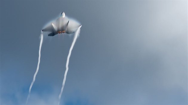 F-22 Raptor provd vzdun manvry na cvičen Thunder Open House (25. července 2014).