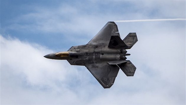 F-22 Raptor demonstruje svou obratnost na leteck show (28. zř 2014).