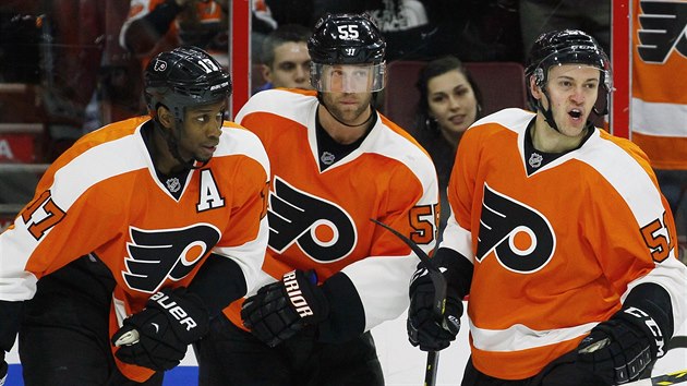 Wayne Simmonds, Nick Schultz a Petr Straka (zleva) slav gl Philadelphie.