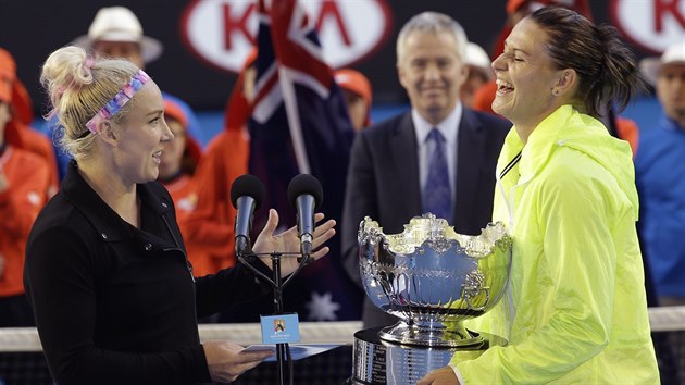 Lucie afov (vpravo) a Bethanie Mattekov-Sandsov s pohrem pro vtzky deblu na Australian Open.