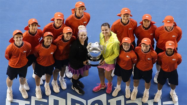 Lucie afov (vpravo) a Bethanie Mattekov-Sandsov s pohrem pro vtzky deblu na Australian Open na spolen fotografii s podavai mk.